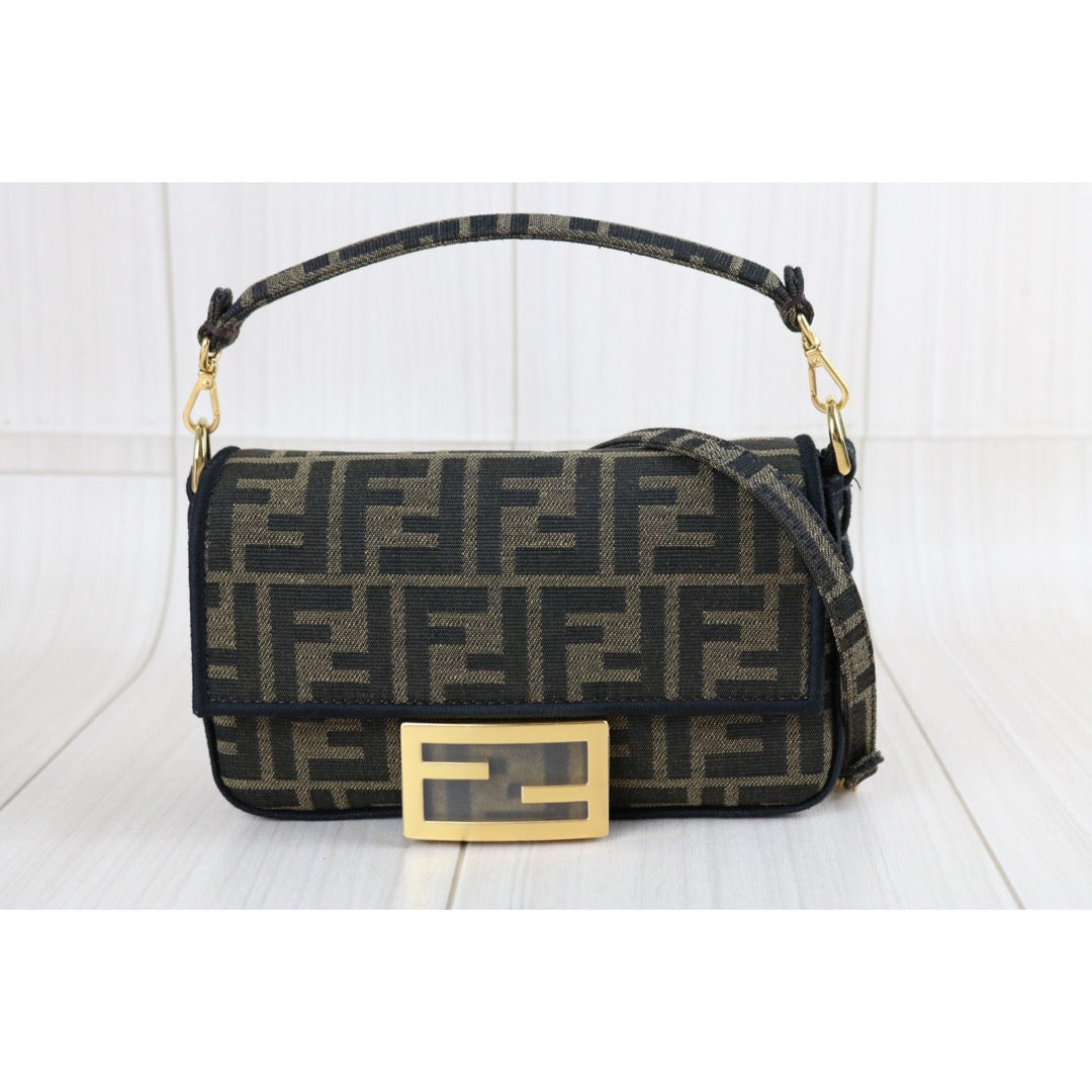 Include Entrupy Certificate of Authenticity｜Very Good ( Rank A)｜ FENDI Mamma Baguette Shoulder Bag  PM Gold Hardware Current Model｜S26090803