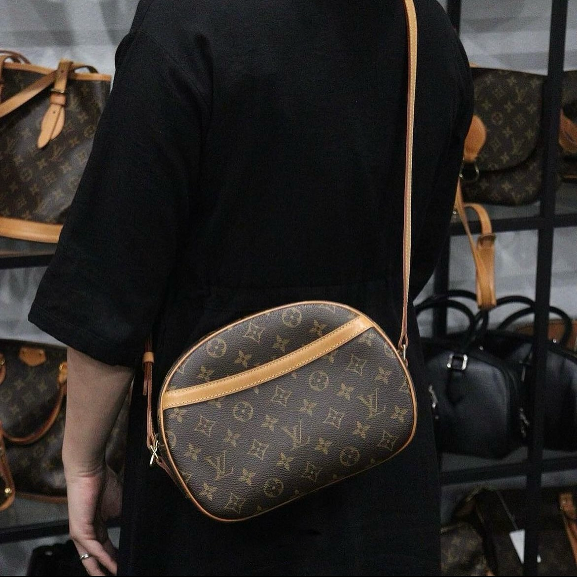 Rank AB｜LV Monogram Blower Shoulder Bag｜23122608