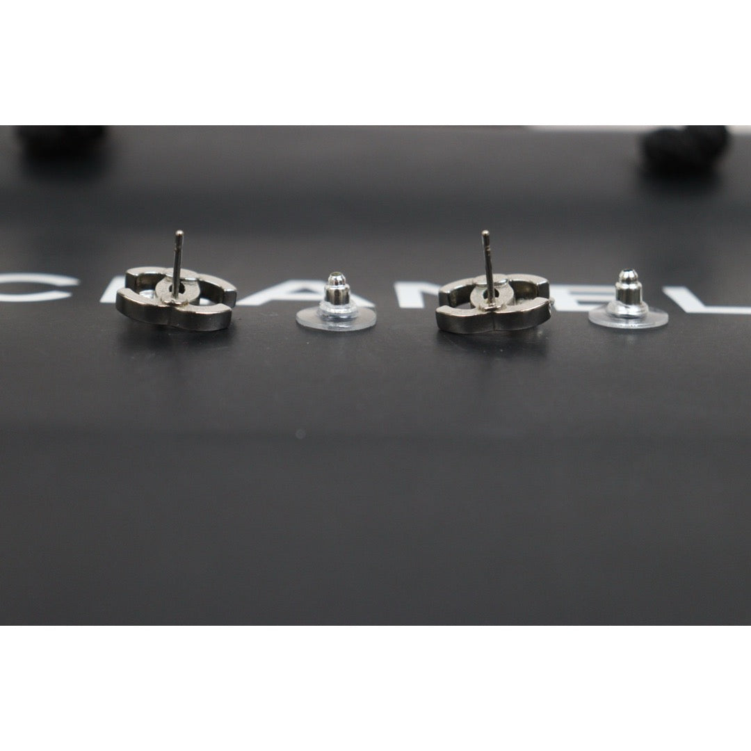 Very Good ( Rank A) ｜ CHANEL 07P Coco Mark  Black Enamel Camellia Earrings Made In 2007Year ｜26022401