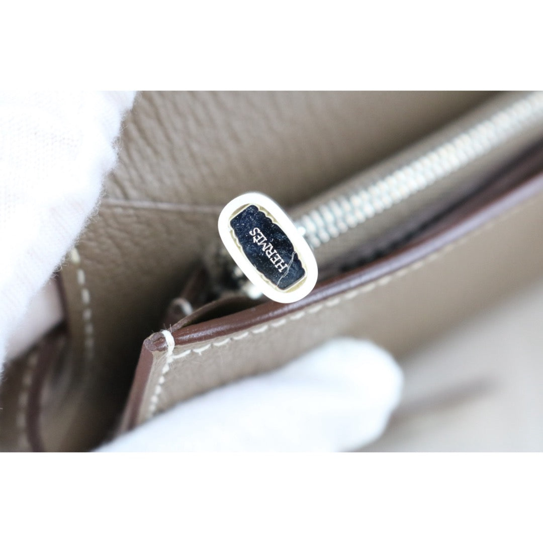 Include Entrupy Certificate of Authenticity｜Excellent（Rank SA)｜ HERMES Goatskin Kelly Long Wallet Etoupe □Q Stamp Made In 2013Year｜Z26100803