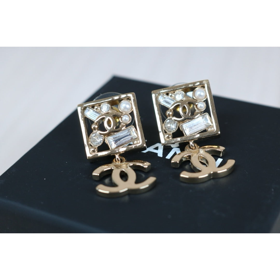 Excellent（Rank SA）｜CHANEL Pearl Rhinestone COCO Mark Drop Stud Earrings ｜X24092302