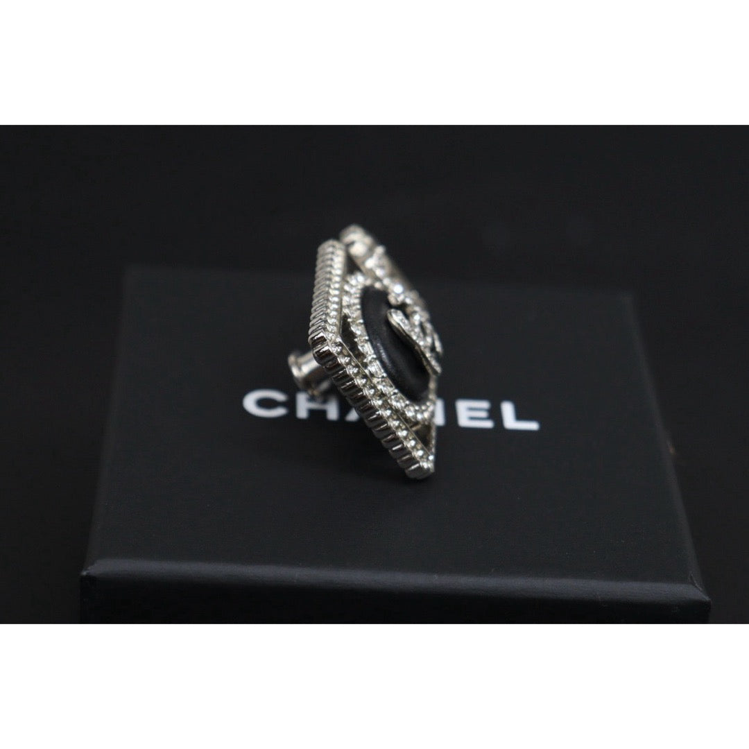 Include Authentic Detective Certificate of Authenticity｜Good ( Rank AB)｜ CHANEL 22B Coco Mark Lambskin Leather Rhinestone Brooch Made in 2022 Year｜26072206