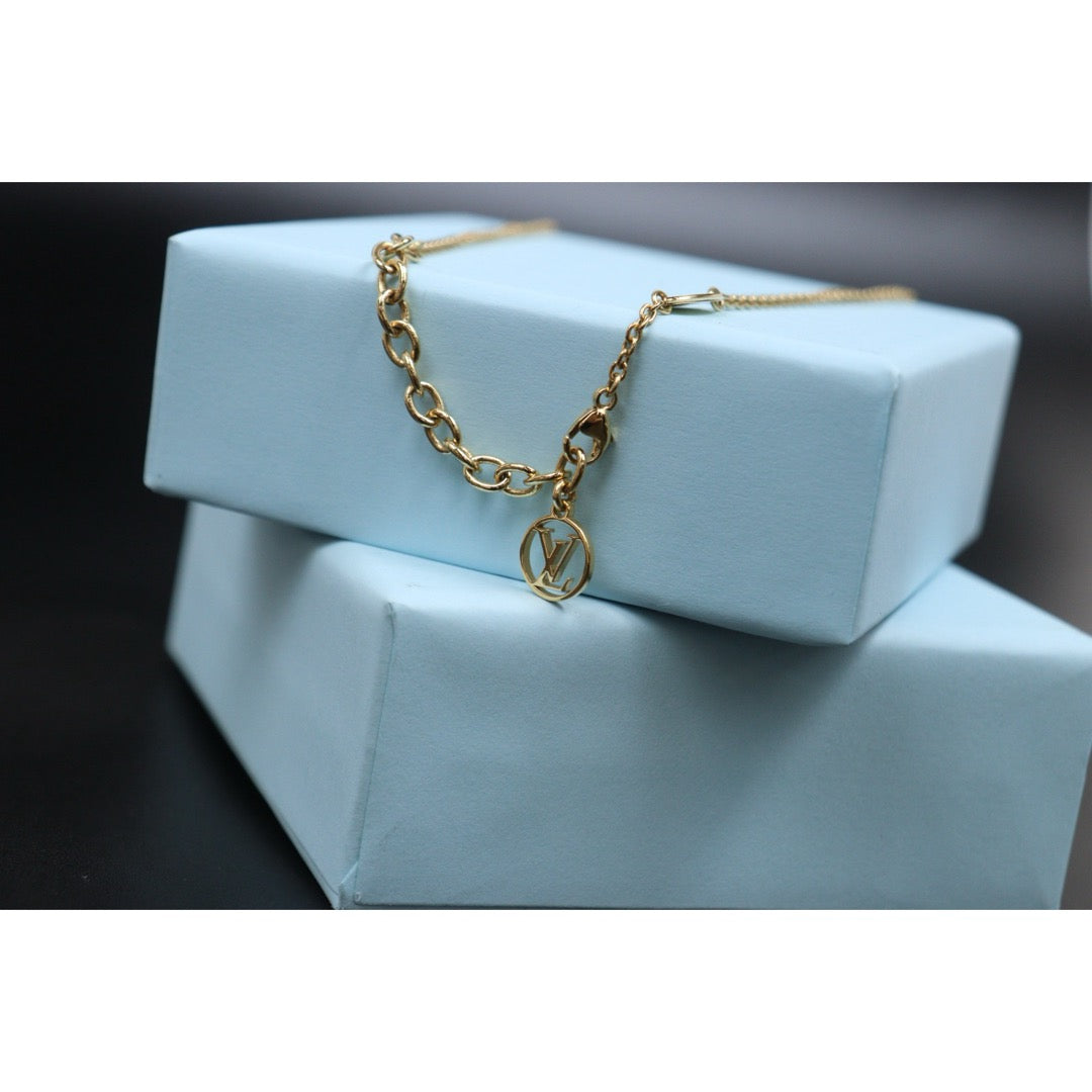 Include Authentic Detective Certificate of Authenticity｜Very Good ( Rank A) ｜  Louis Vuitton Collier Essential V Necklace ｜26041306
