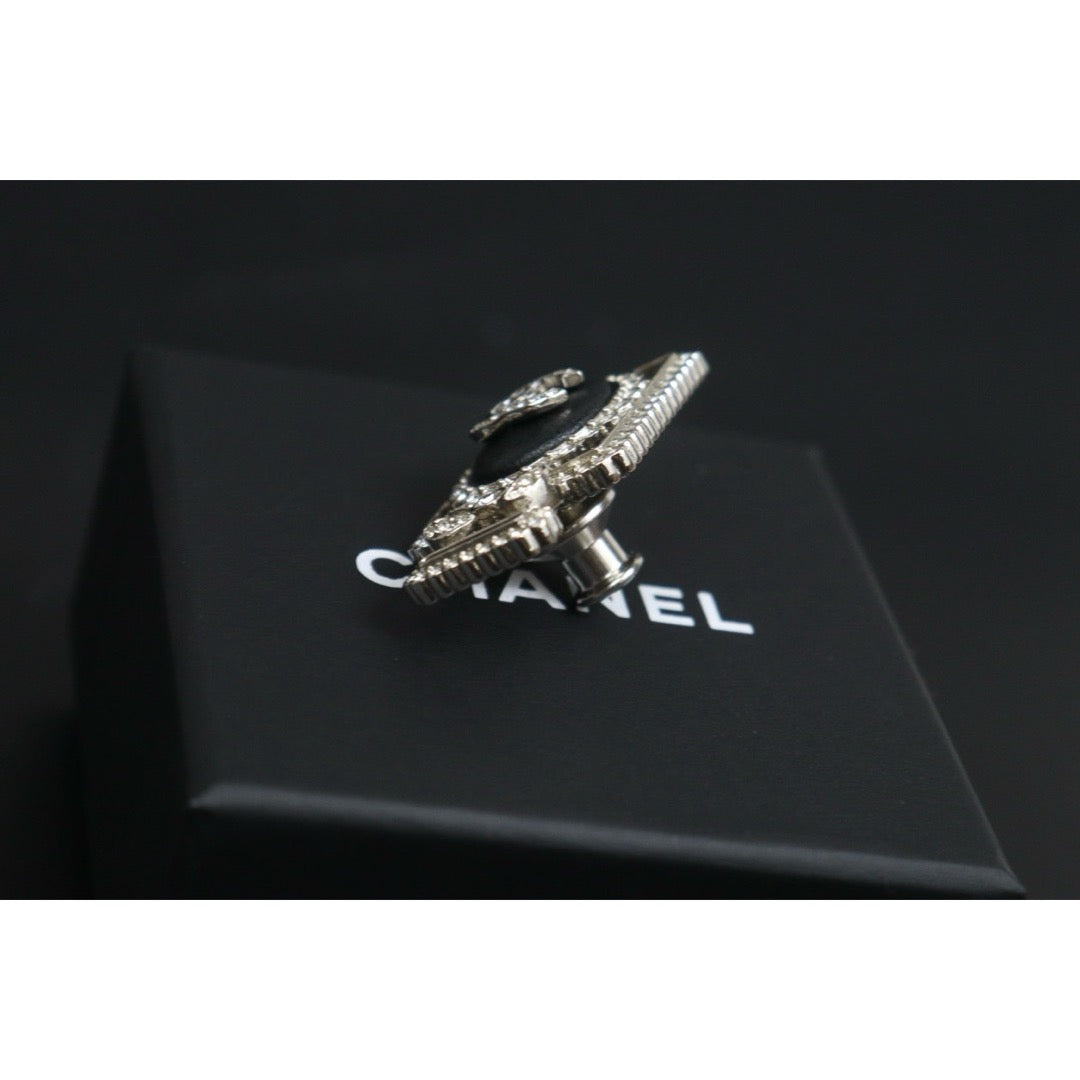 Include Authentic Detective Certificate of Authenticity｜Good ( Rank AB)｜ CHANEL 22B Coco Mark Lambskin Leather Rhinestone Brooch Made in 2022 Year｜26072206