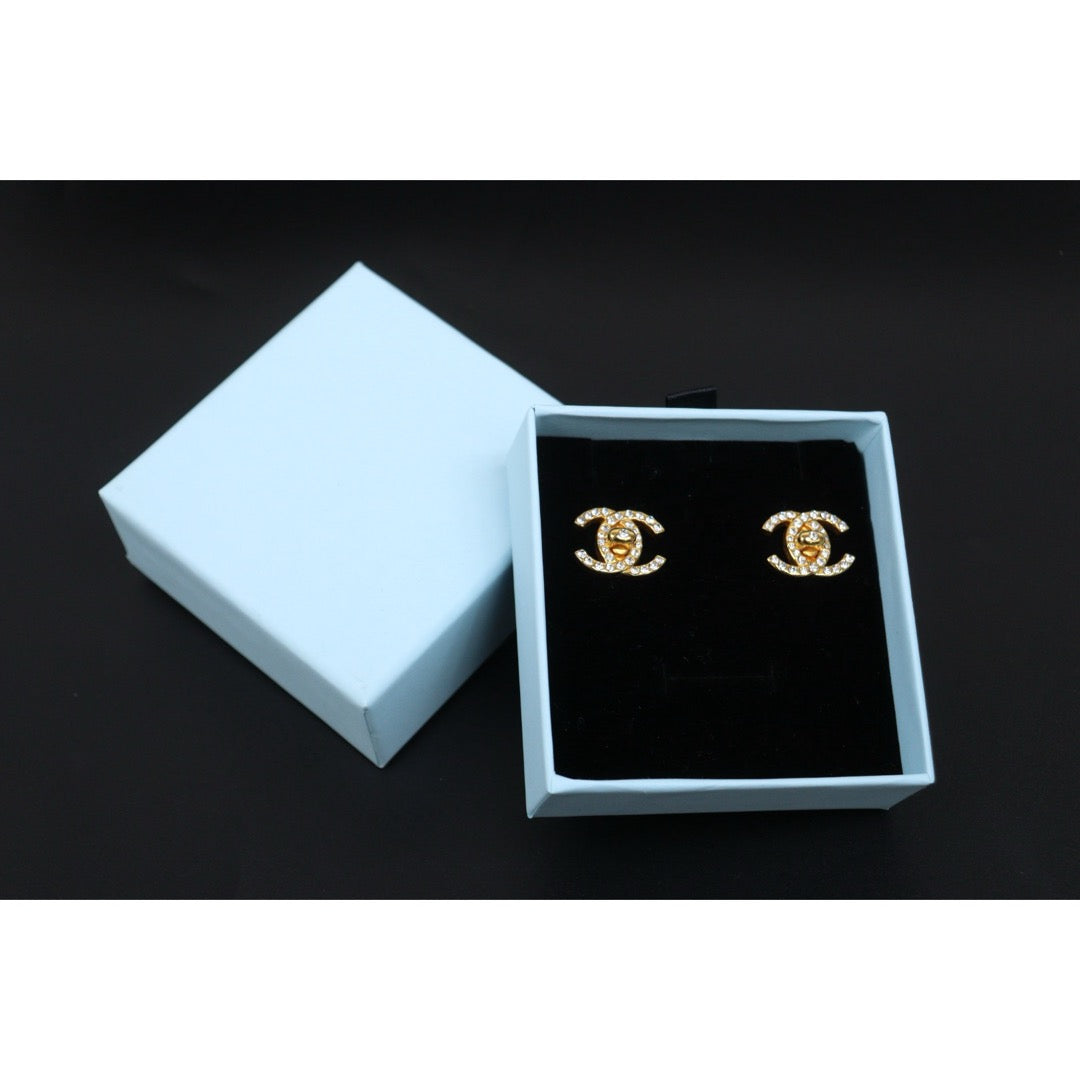 Include Authentic Detective Certificate of Authenticity｜Very Good ( Rank A) ｜CHANEL 96A Vintage Rhinestone Earrings Made In 1996 Year ｜26041311
