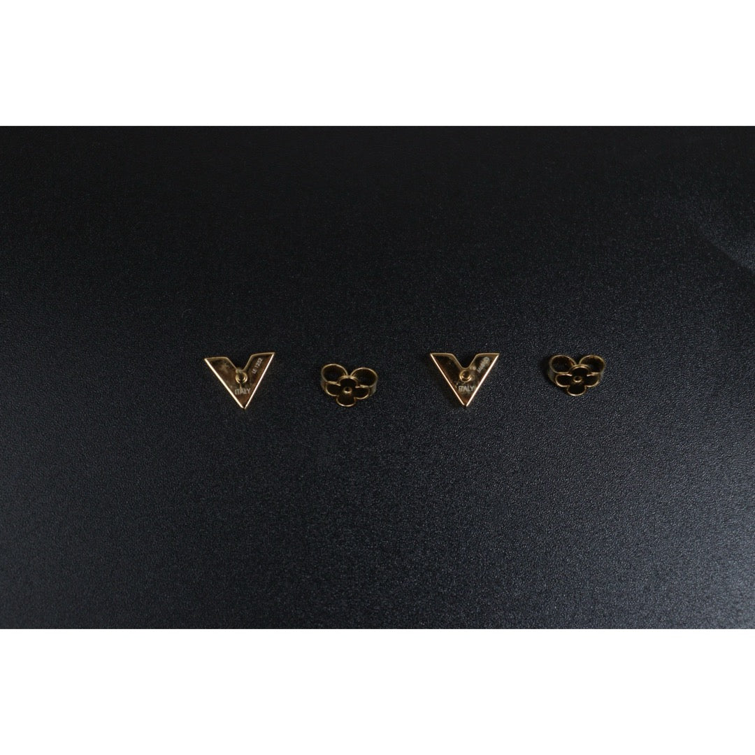 Include Authentic Detective Certificate of Authenticity｜Very Good ( Rank A) ｜ Louis Vuitton Collier Essential V Earrings ｜26042007