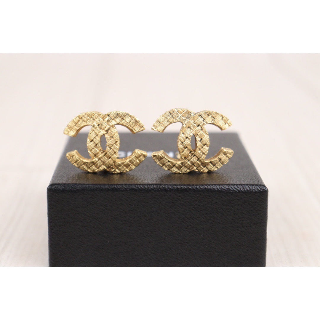 Rank A ｜CHANEL Coco Mark Knitting Design Earrings ｜23102833