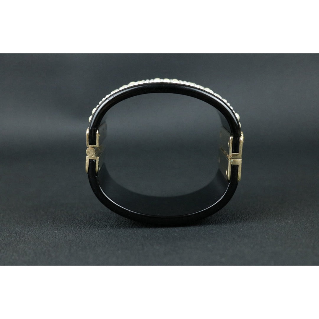 Include Authentic Detective Certificate of Authenticity｜Very Good ( Rank A) ｜ CHANEL Coco Mark Pearl Acrylic Bracelet ｜S26053004