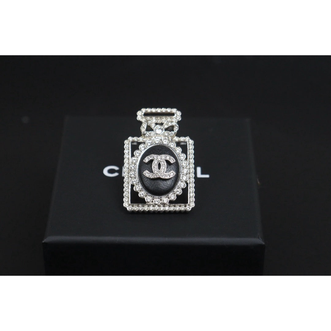 Include Authentic Detective Certificate of Authenticity｜Good ( Rank AB)｜ CHANEL 22B Coco Mark Lambskin Leather Rhinestone Brooch Made in 2022 Year｜26072206