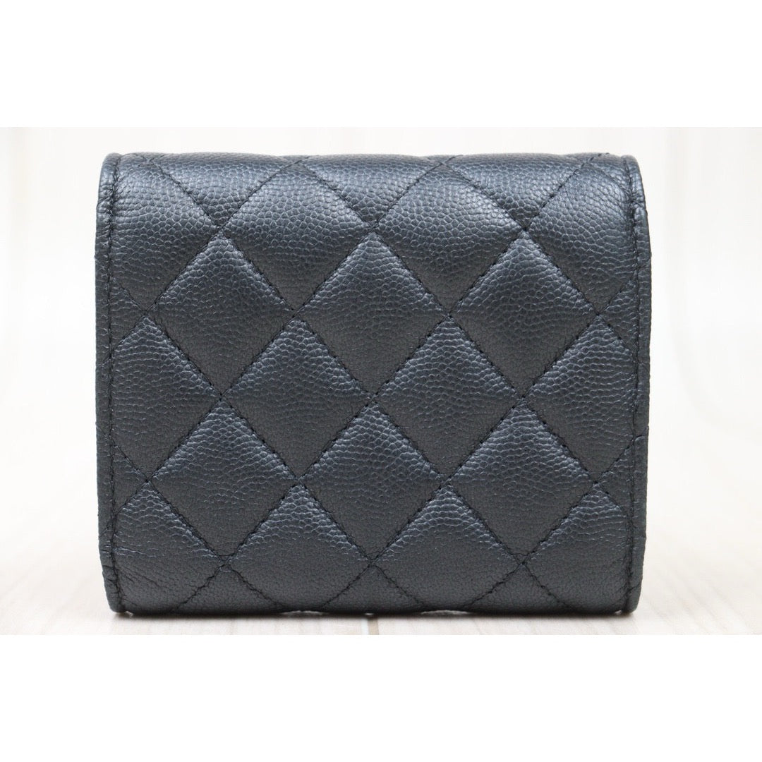 Very Good ( Rank A) ｜CHANEL Caviar Skin Leather Calf Leather  Wallet Grey Made In 2017-2018 Year｜24121917