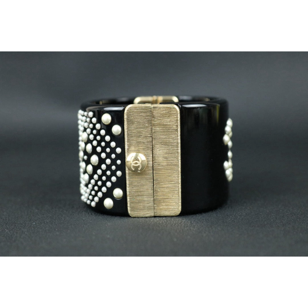 Include Authentic Detective Certificate of Authenticity｜Very Good ( Rank A) ｜ CHANEL Coco Mark Pearl Acrylic Bracelet ｜S26053004