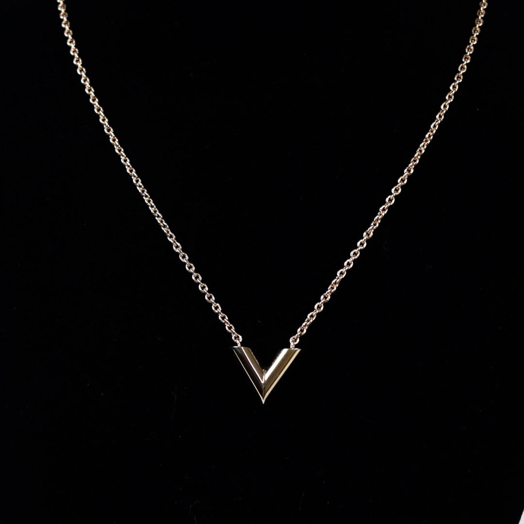 Products by Louis Vuitton: Essential V Necklace | Expensive jewelry luxury,  Womens fashion jewelry, Necklace