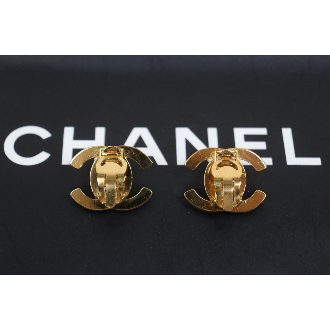 Include Authentic Detective Certificate of Authenticity｜Very Good ( Rank A) ｜CHANEL 96A Vintage 18K Gold Plating Earrings Made In 1996 Year GM｜26031908