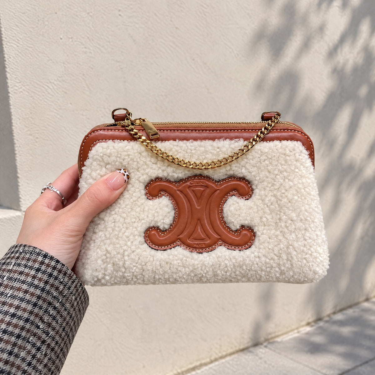 Include Entrupy Certificate of Authenticity｜Very Good ( Rank A)｜ CELINE Cuir Triomphe Triomphe Shearling Chain Bag｜S26090716