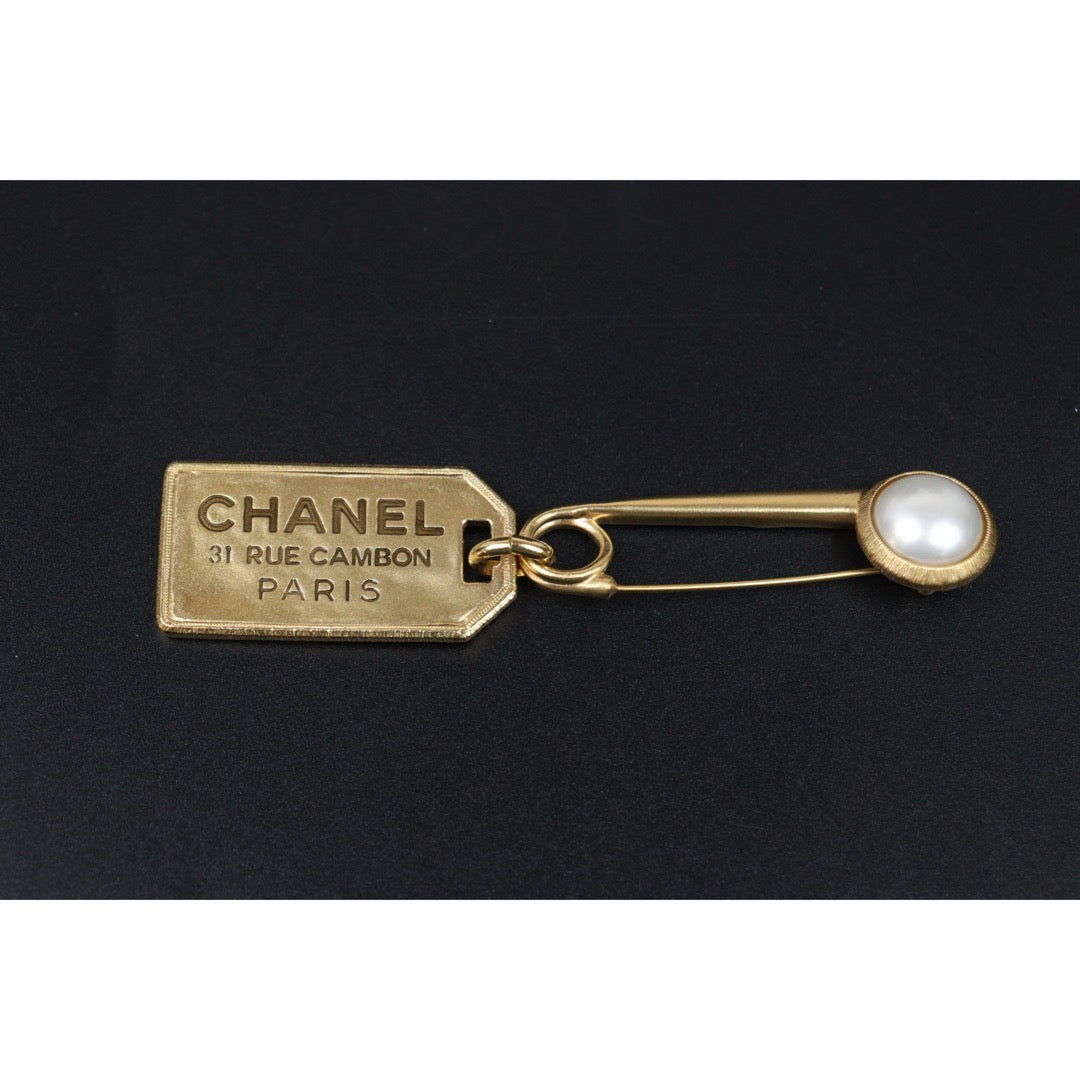 Very Good ( Rank A)｜ CHANEL Gold Logo Plated Pearl Brooch ｜Q25012307