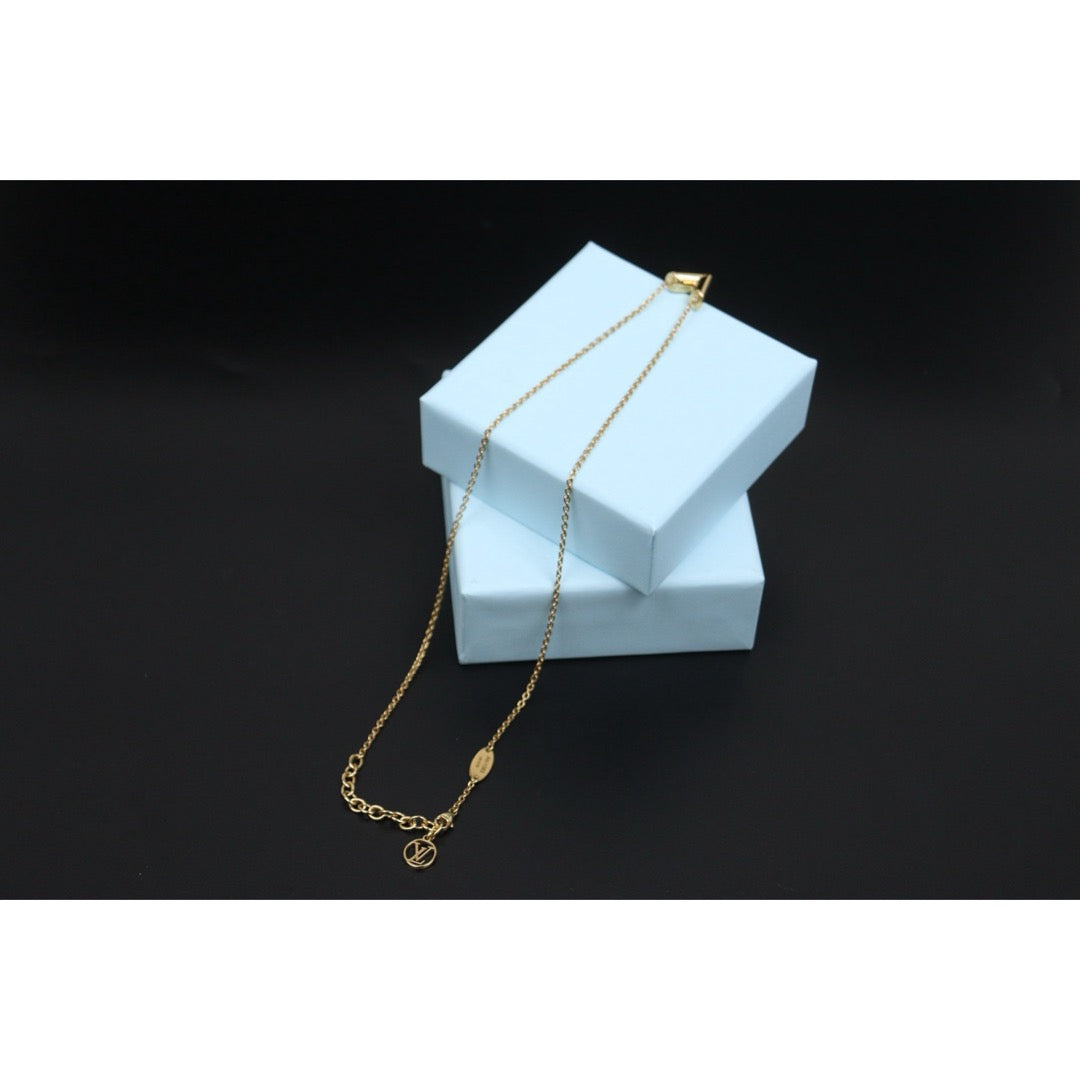 Include Authentic Detective Certificate of Authenticity｜Very Good ( Rank A) ｜  Louis Vuitton Collier Essential V Necklace ｜26041306