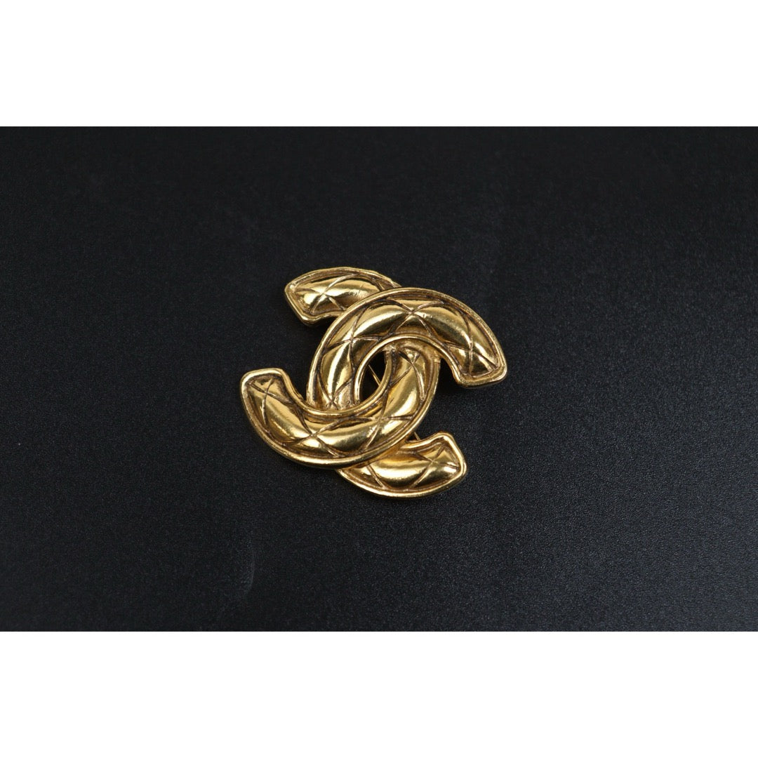 Include Authentic Detective Certificate of Authenticity｜Very Good ( Rank A)｜ CHANEL Vintage Coco Mark 24K Golden Brooch ｜Y26040604