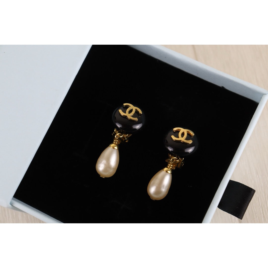 Include Authentic Detective Certificate of Authenticity｜Very Good ( Rank A) ｜CHANEL 94A COCO Mark  Water Drop Pearl Earrings Made In 1994Year｜26021912