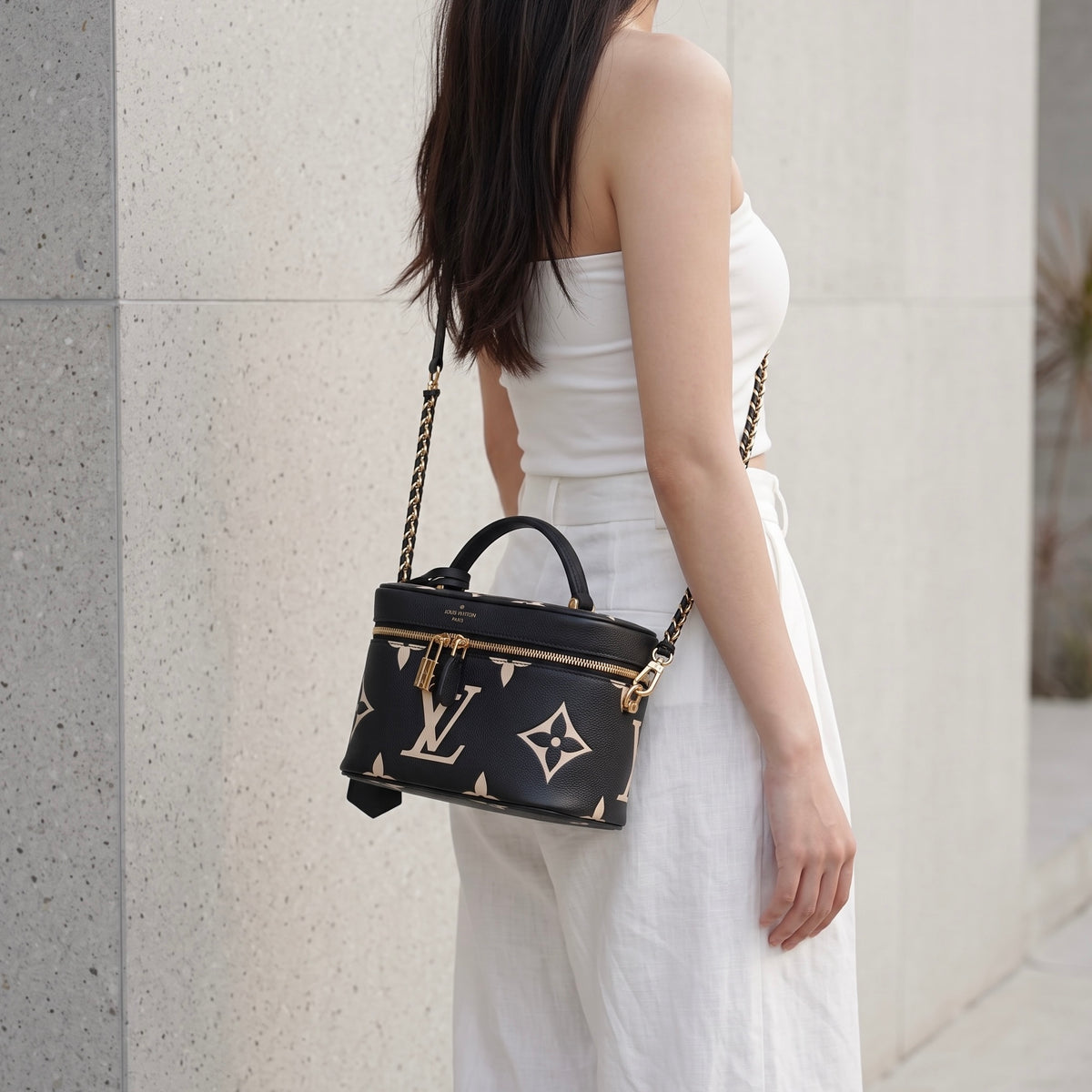 Include Entrupy Certificate of Authenticity｜Very Good ( Rank A) ｜Louis Vuitton Monogram Empreinte Leather vanity PM Hand Bag With Shoulder Strap｜S26090718