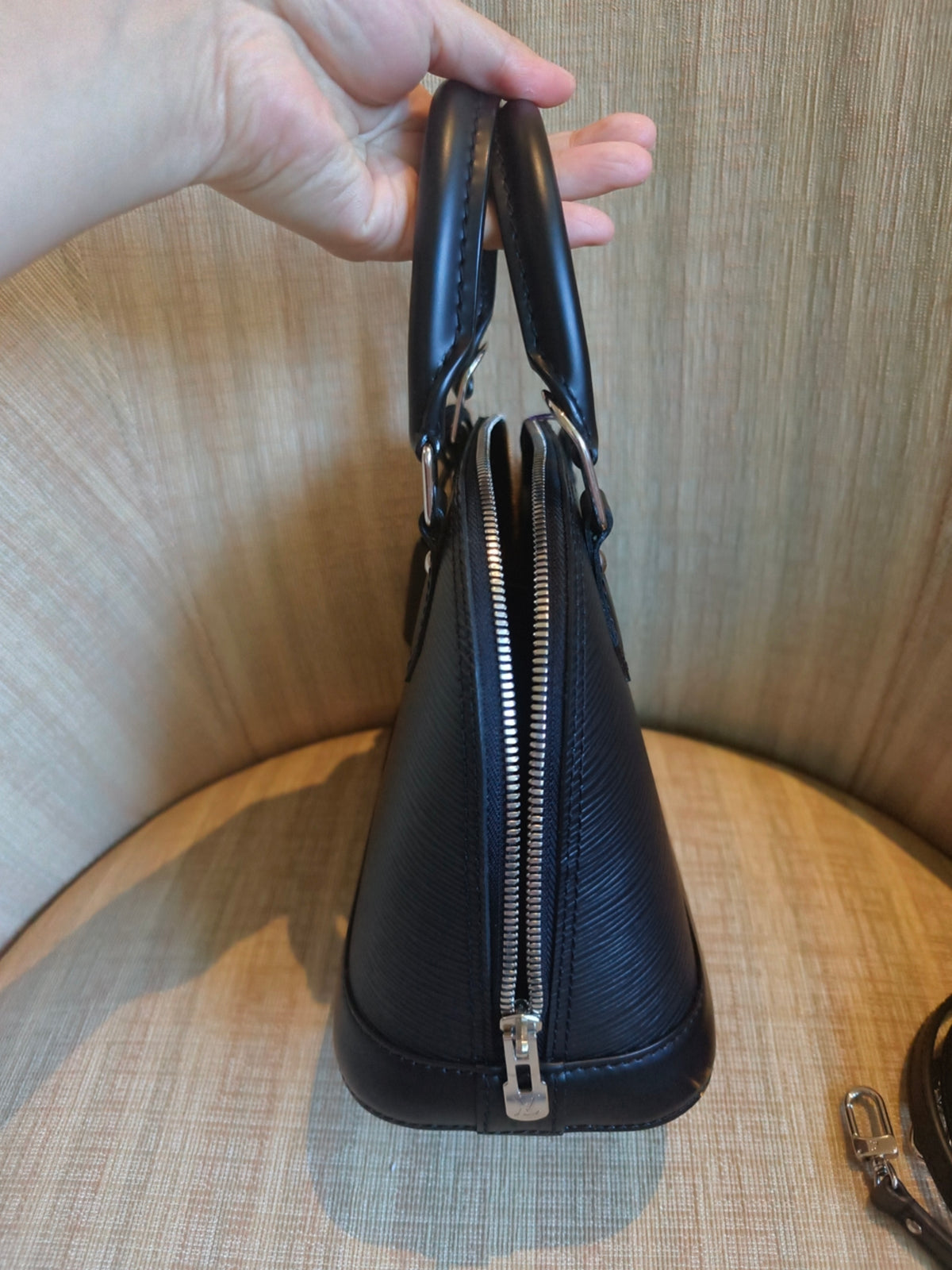 Include Entrupy Certificate of Authenticity｜Very Good ( Rank A) ｜Louis Vuitton Epi Alma BB HandBag Shoulder Bag