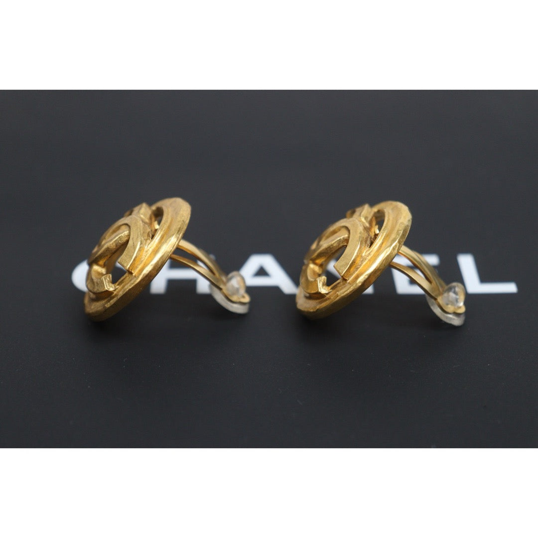 Include Authentic Detective Certificate of Authenticity｜Very Good ( Rank A) ｜CHANEL 94P Coco Mark Golden Earrings Made In 1994 Year ｜26061802