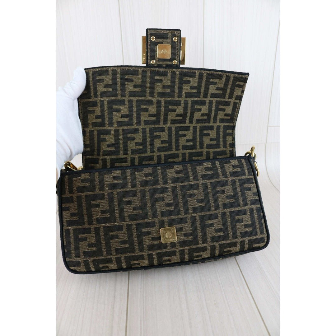 Very Good ( Rank A)｜ FENDI Mamma Baguette Shoulder Bag  Gold Hardware Current Model｜S25072102