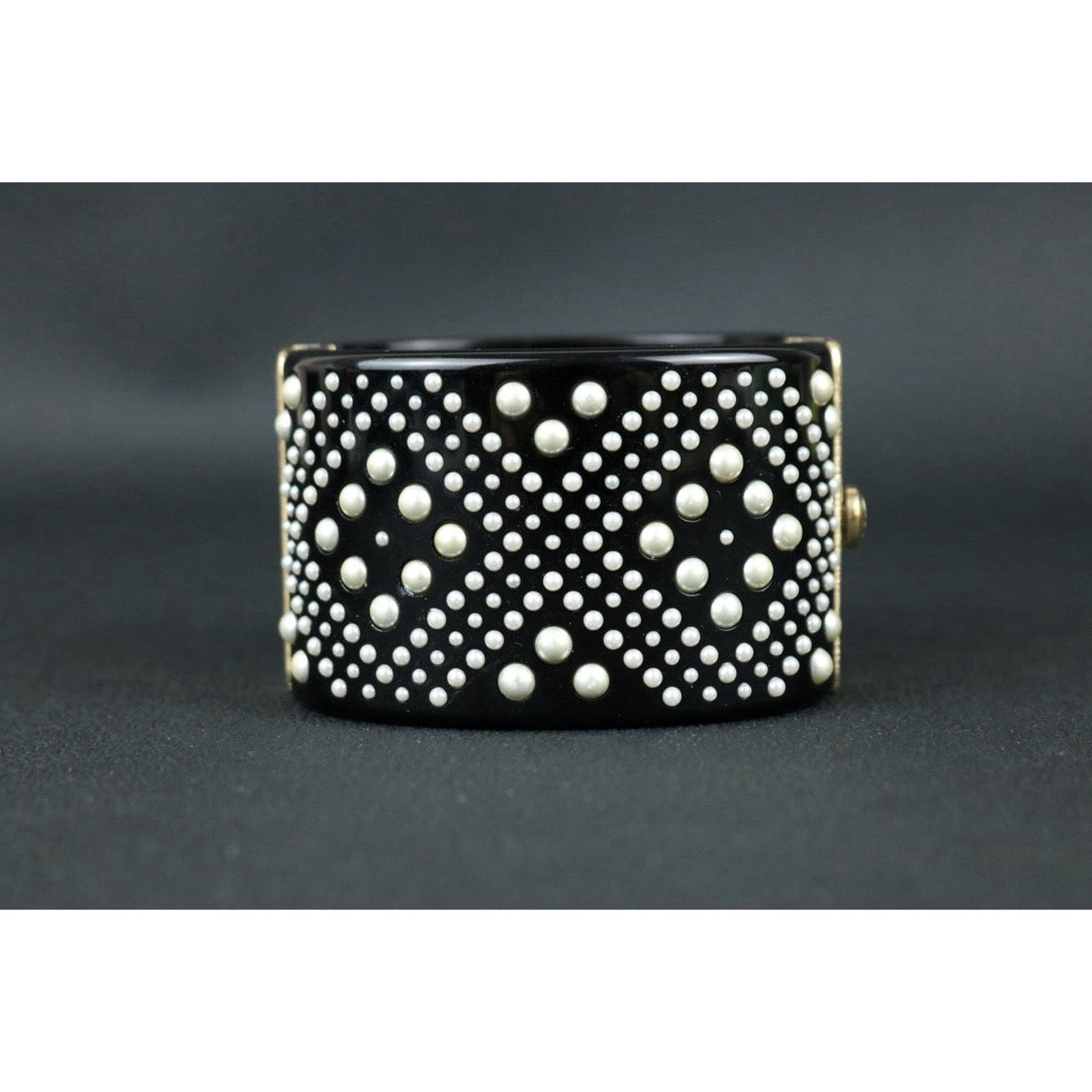Include Authentic Detective Certificate of Authenticity｜Very Good ( Rank A) ｜ CHANEL Coco Mark Pearl Acrylic Bracelet ｜S26053004