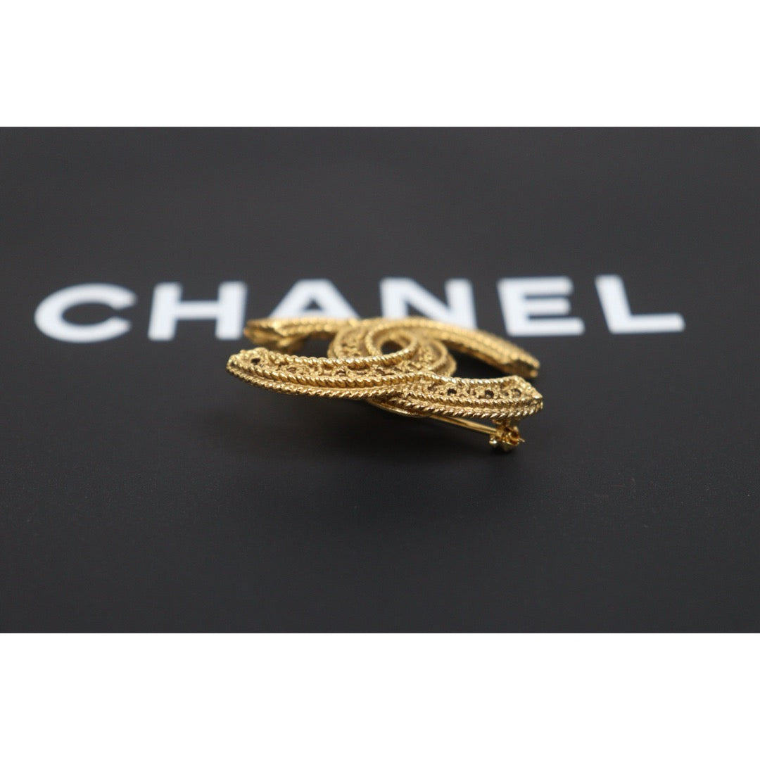 Include Authentic Detective Certificate of Authenticity｜Very Good ( Rank A)｜ CHANEL Vintage Coco Mark Engraved Brooch ｜26062905