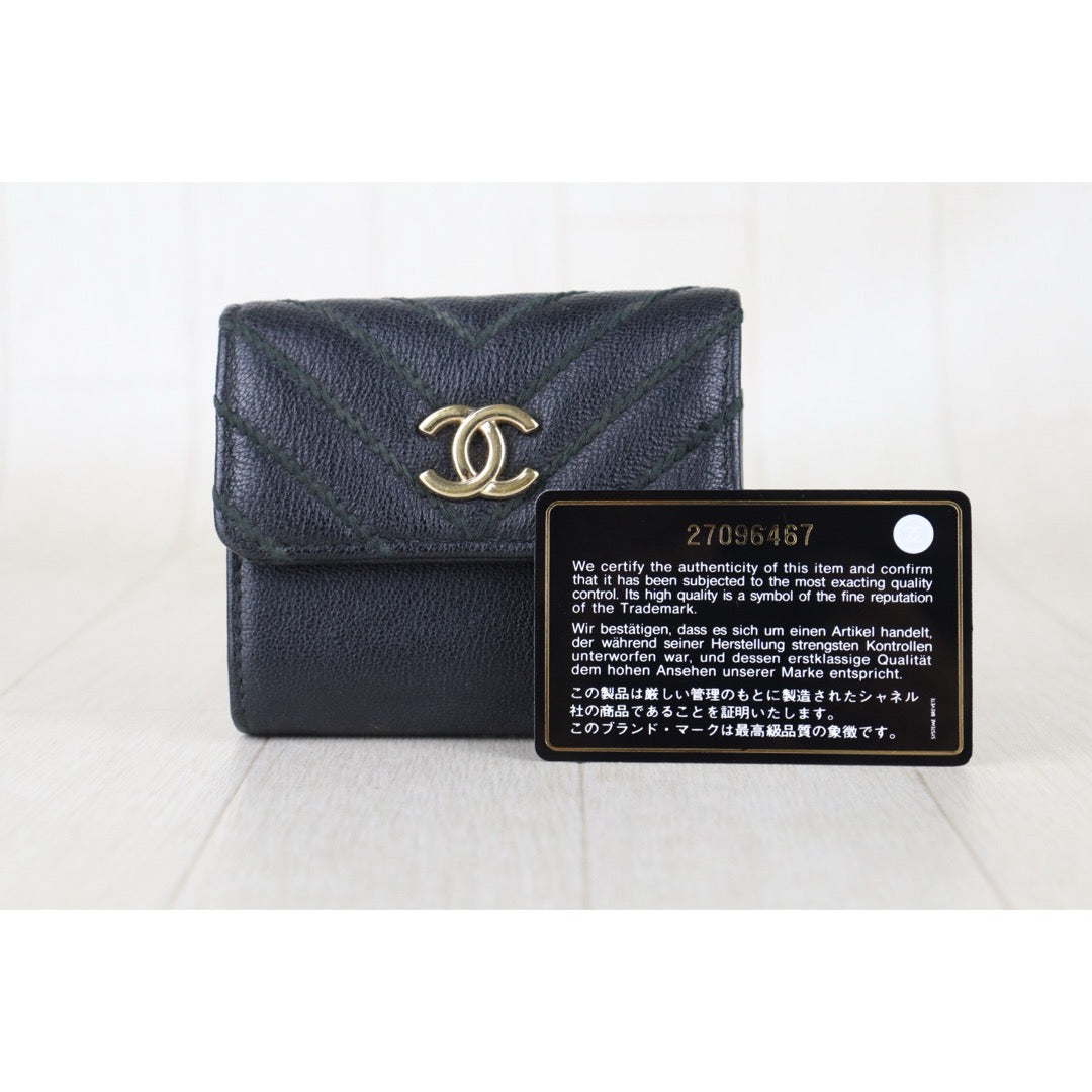 Include Entrupy Certificate of Authenticity｜Good ( Rank AB)｜Chanel Calf Skin V-Patterned Black Wallet Made In 2019Year｜S26072510