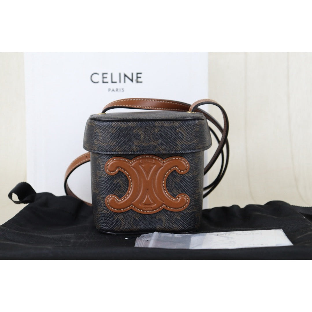Include Entrupy Certificate of Authenticity｜Very Good ( Rank A)｜ CELINE Macadam Box Triomphe Shoulder Bag ｜S26071504