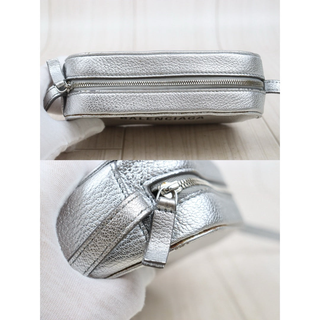 Good ( Rank AB)｜Balenciaga Everyday XS Camera Bag Silver｜P25080603