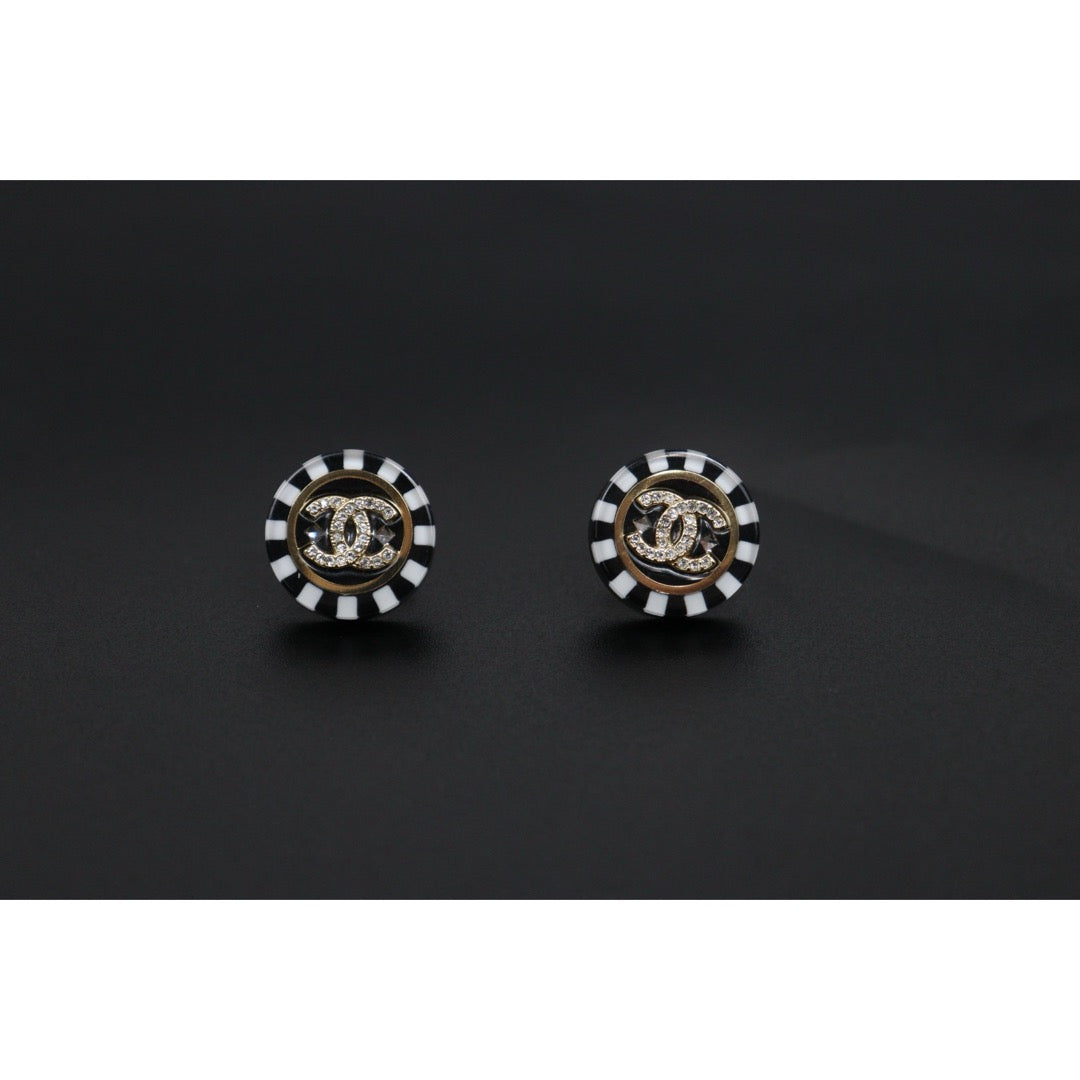 Include Authentic Detective Certificate of Authenticity｜Very Good ( Rank A) ｜CHANEL D23C COCO Mark  Black Acrylic Rhinestone Earrings Made In 2023Year｜S26031007