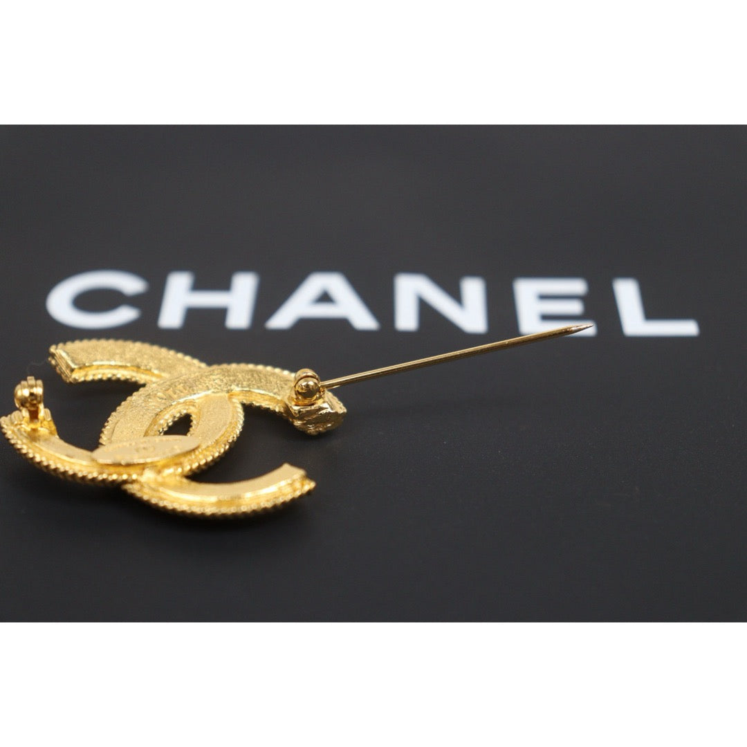 Include Authentic Detective Certificate of Authenticity｜Very Good ( Rank A)｜ CHANEL Vintage Coco Mark Engraved Brooch ｜26062905