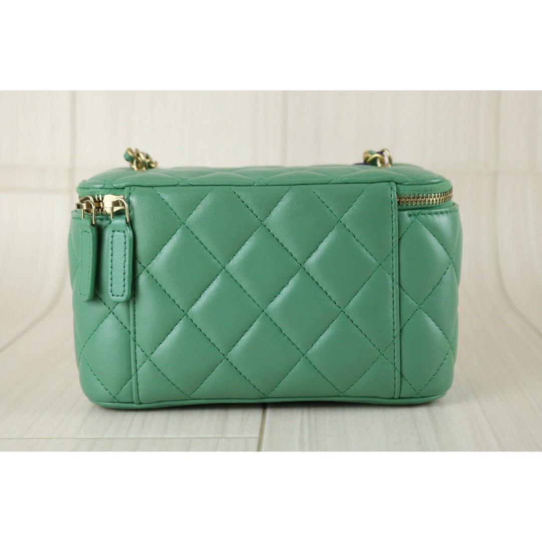 Very Good ( Rank A)｜ CHANEL Matrasse Lamb Skin Vanity Shoulder Bag Green｜R24111208