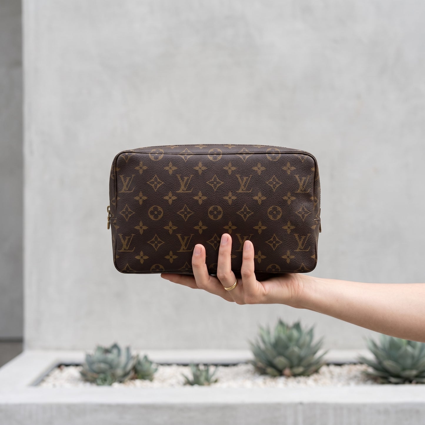Include Entrupy Certificate of Authenticity｜Good ( Rank AB)｜ Louis Vuitton Truth Toilet 28 Monogram Makeup Pouch｜26071602