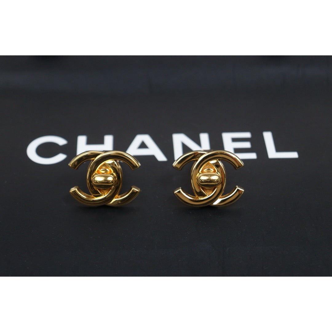 Include Authentic Detective Certificate of Authenticity｜Very Good ( Rank A) ｜CHANEL 96A Vintage 18K Gold Plating Earrings Made In 1996 Year GM｜26031908