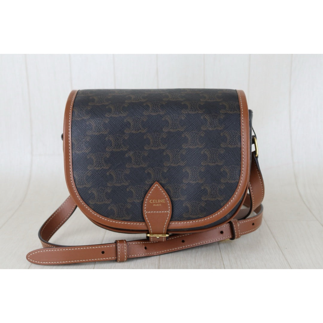 Include Entrupy Certificate of Authenticity｜Good ( Rank AB) ｜ CELINE Macadam Triomphe Cross Body Shoulder Bag Current Model｜S26090729