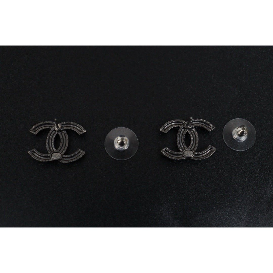 Include Authentic Detective Certificate of Authenticity｜Very Good ( Rank A) ｜CHANEL COCO Mark  A21P Black White Earrings Made In 2021Year｜S26031004