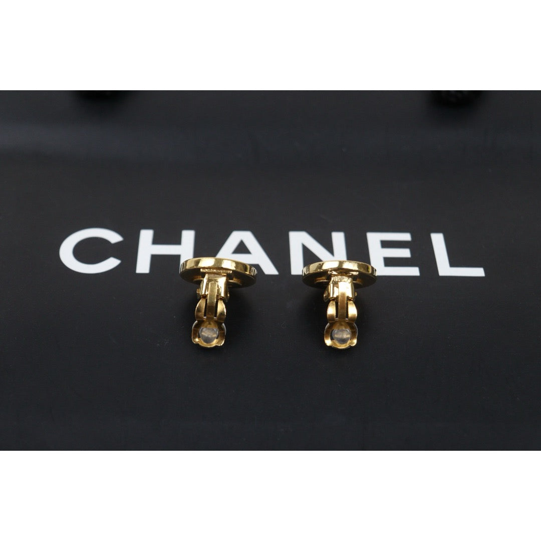 Include Authentic Detective Certificate of Authenticity｜Very Good ( Rank A) ｜ CHANEL Coco Mark  Black Golden Vintage Earrings ｜26011508