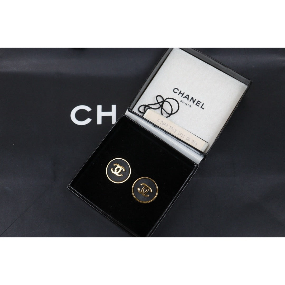 Include Authentic Detective Certificate of Authenticity｜Very Good ( Rank A) ｜ CHANEL Coco Mark  Black Golden Vintage Earrings ｜26011508