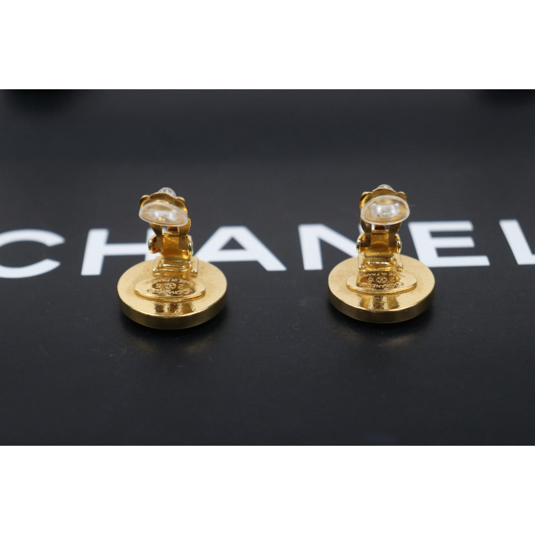 Include Authentic Detective Certificate of Authenticity｜Very Good ( Rank A) ｜ CHANEL Coco Mark  Black Golden Vintage Earrings ｜26011508