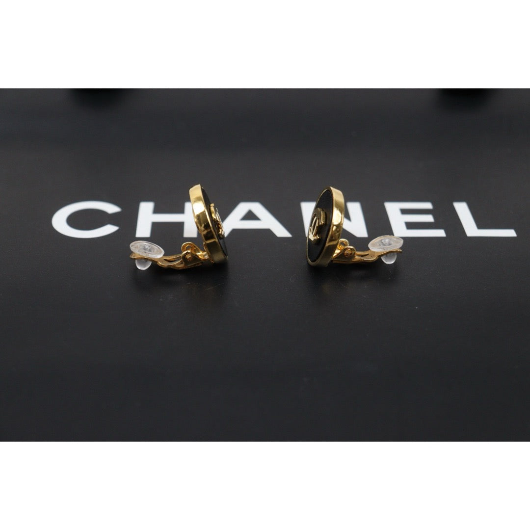 Include Authentic Detective Certificate of Authenticity｜Very Good ( Rank A) ｜ CHANEL Coco Mark  Black Golden Vintage Earrings ｜26011508