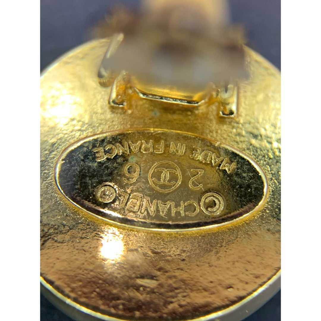 Include Authentic Detective Certificate of Authenticity｜Very Good ( Rank A) ｜ CHANEL Coco Mark  Black Golden Vintage Earrings ｜26011508
