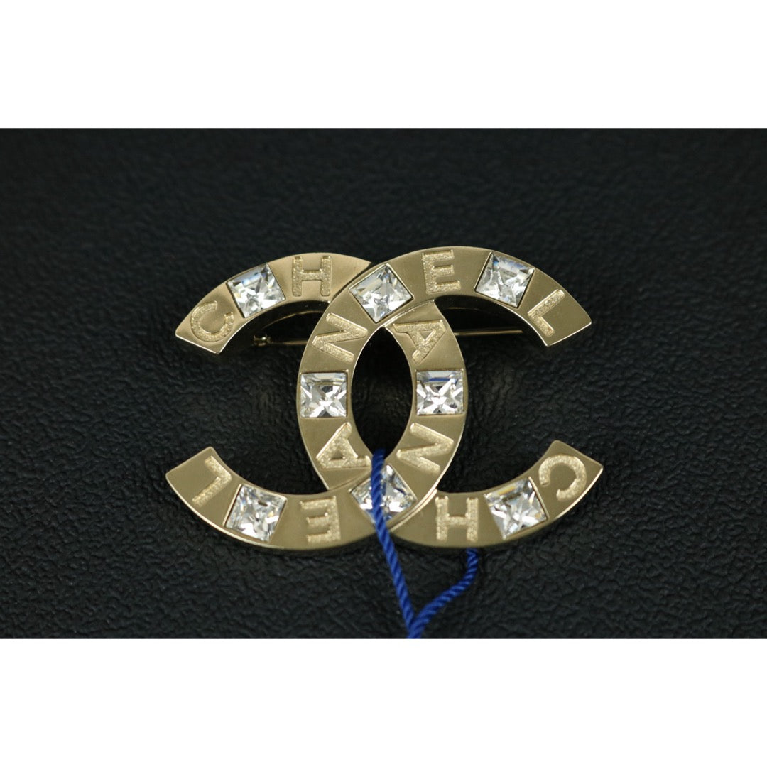 Include Authentic Detective Certificate of Authenticity｜Very Good ( Rank A)｜ CHANEL A21P Coco Mark  Rhinestone Brooch ｜S26051101