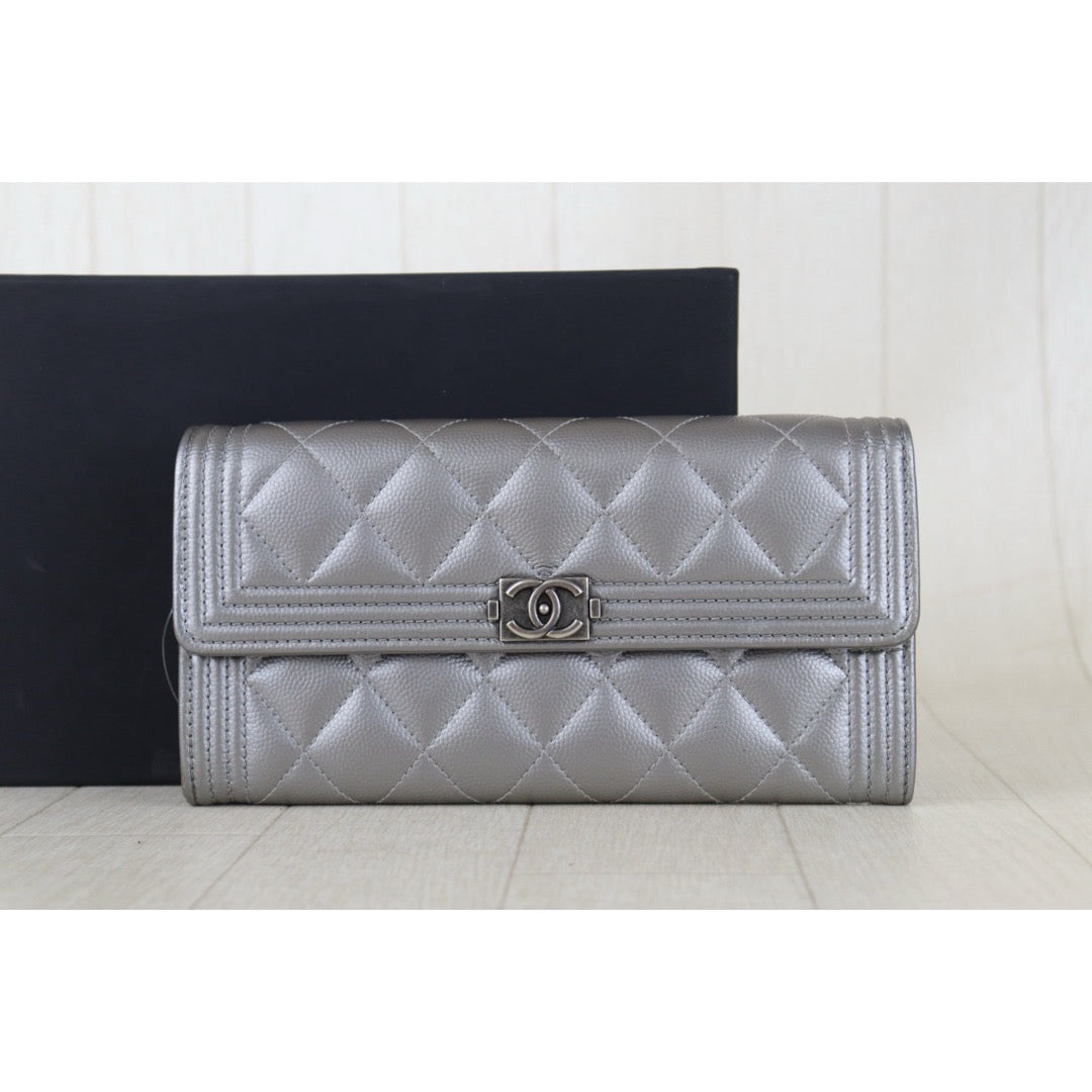 Include Entrupy Certificate of Authenticity｜Very Good ( Rank A)｜Chanel Caviar Skin Leboy  Space Silver Long Wallet Made In 2017-2018Year ｜S26090725