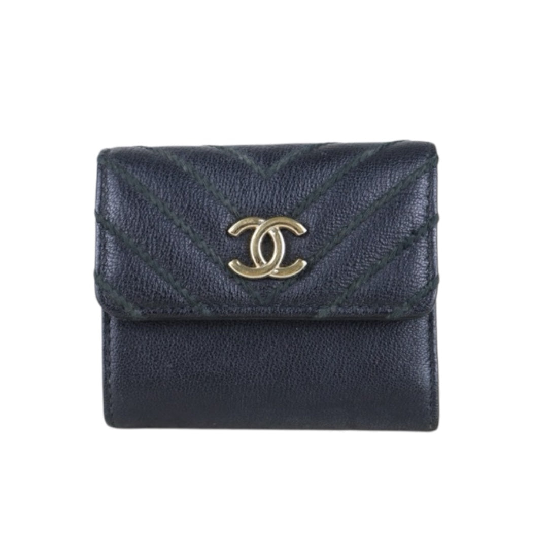 Include Entrupy Certificate of Authenticity｜Good ( Rank AB)｜Chanel Calf Skin V-Patterned Black Wallet Made In 2019Year｜S26072510