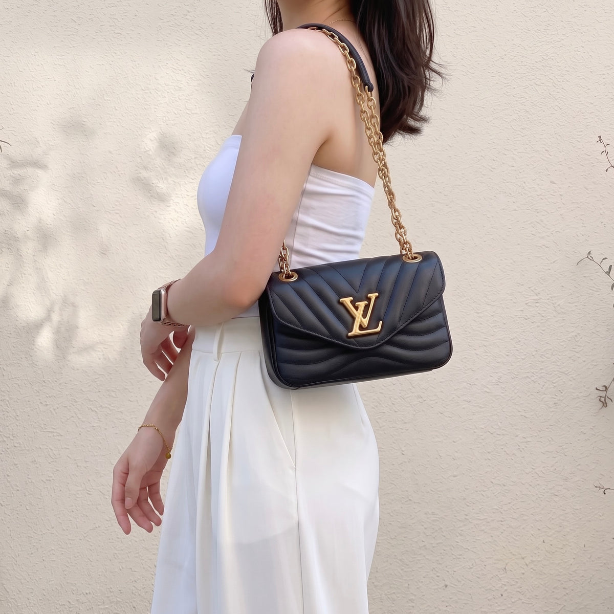 Include Entrupy Certificate of Authenticity｜Good ( Rank AB)｜ Louis Vuitton Calf Leather  New Wave Chain Shoulder Bag  Black｜Z26091613