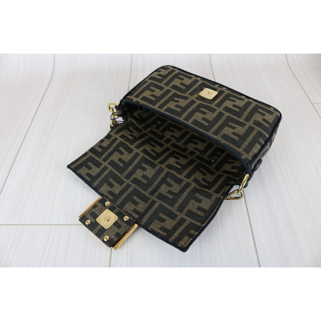 Very Good ( Rank A)｜ FENDI Mamma Baguette Chain Shoulder Bag  Gold Hardware Current Model PM｜S26020801