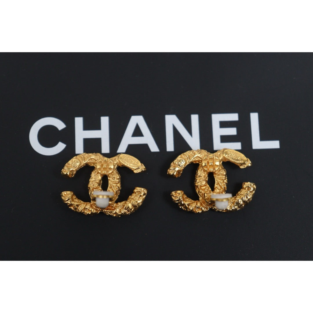 Include Authentic Detective Certificate of Authenticity｜Very Good ( Rank A) ｜CHANEL COCO Mark Crush Ear Cuffs Earrings ｜26070309