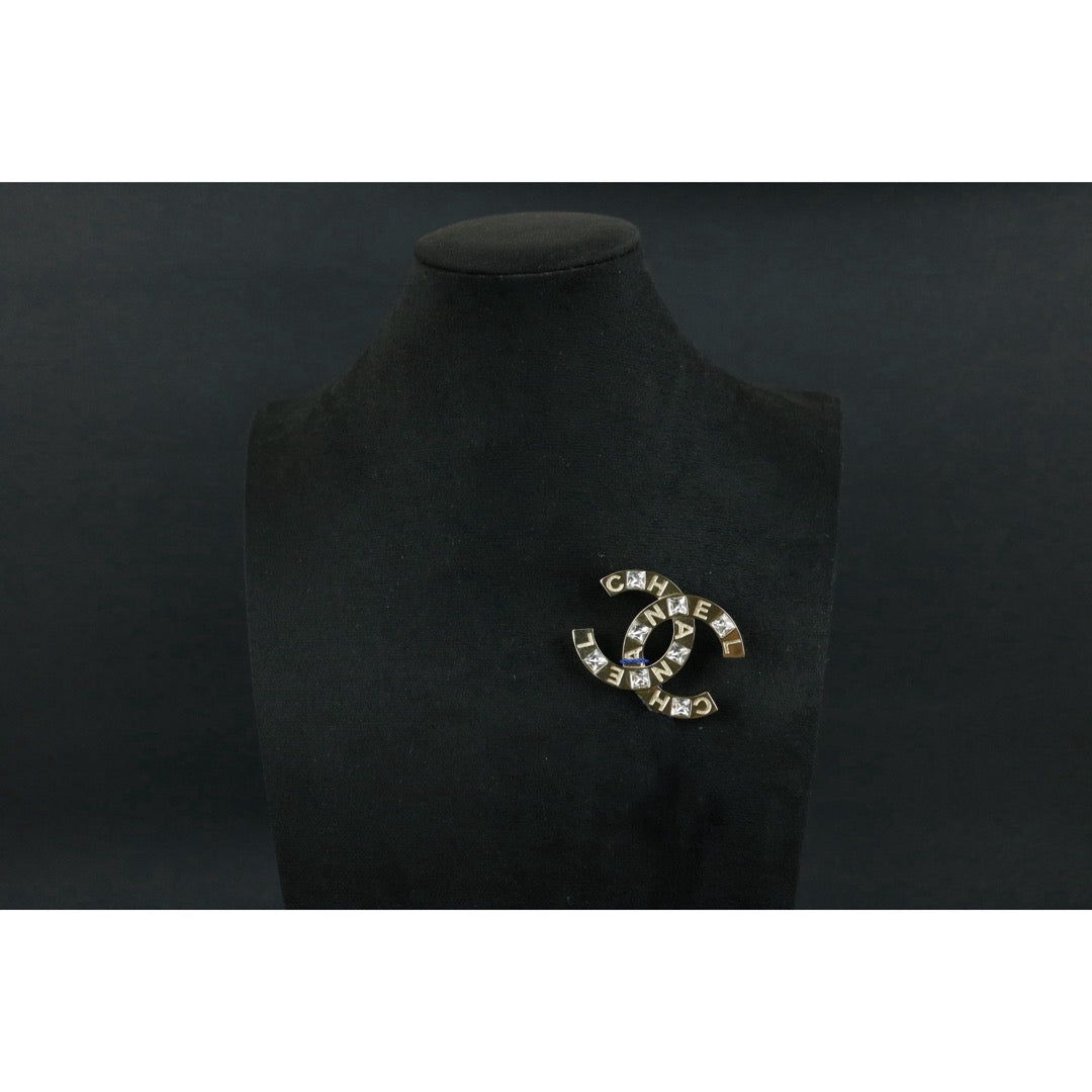 Include Authentic Detective Certificate of Authenticity｜Very Good ( Rank A)｜ CHANEL A21P Coco Mark  Rhinestone Brooch ｜S26051101